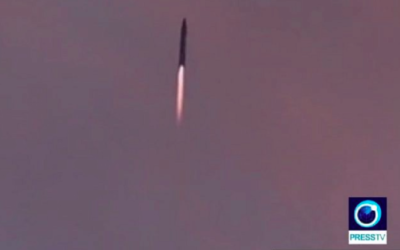 L'Iran a annoncé, le samedi 23 septembre 2017, avoir testé avec succès un nouveau missile, ayant une portée de 2 000 km, capable d'atteindre les bases israéliennes et américaines dans le Golfe. (Crédit : capture d'écran PressTV)