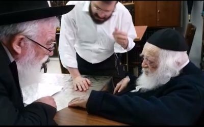 Le rabbin Chaim Kanievsky (à droite ) autorise les Juifs de Floride à voyager durant Shabbat pour fuir l'ouragan Irma. (Crédit : capture d'écran YouTube)