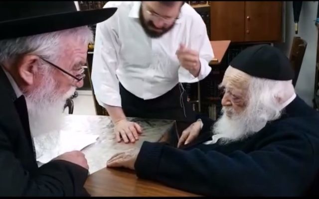 Le rabbin Chaim Kanievsky (à droite ) autorise les Juifs de Floride à voyager durant Shabbat pour fuir l'ouragan Irma. (Crédit : capture d'écran YouTube)