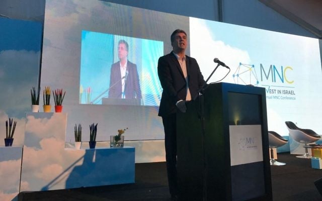 Le ministre de l'Economie, Eli Cohen, lors d'un événement Invest in Israel au DLD Tel Aviv, le 6 septembre 2017 (Crédit : Shoshanna Salomon / Times of Israel)