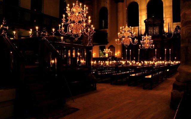 L'intérieur de la synagogue portugaise d'Amsterdam illuminée par les bougies (Crédit :  CC BY-SA Massimo Catarinella, Wikimedia)
