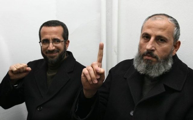 Mohammed Totah, à droite, député du Hamas, et le ministre de l'Autorité palestinienne pour les affaires de Jérusalem, Khaled Abu Arafeh, devant le tribunal de première instance de Jérusalem, le 15 février 2012. (Crédit : Kobi Gideon/Flash90)