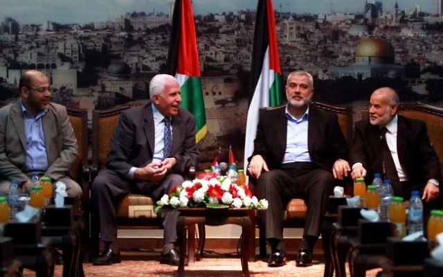 Les chefs du Hamas et du Fatah se rencontrent à Gaza pour évoquer la réconciliation palestinienne le 22 avril 2014. De gauche à droite : le leader du Hamas Moussa Abu Marzouk, le responsable du Fatah Azzam Al-Ahmed, le chef du gouvernement du Hamas Ismail Haniyeh, et le président-ajoint du parlement palestinien Ahmed Bahar (Crédit : Abed Rahim Khatib/Flash90) Les chefs du Hamas et du Fatah se rencontrent à Gaza pour évoquer la réconciliation palestinienne le 22 avril 2014. De gauche à droite : le leader du Hamas Moussa Abu Marzouk, le responsable du Fatah Azzam Al-Ahmed, le chef du gouvernement du Hamas Ismail Haniyeh, et le président-ajoint du parlement palestinien Ahmed Bahar (Crédit : Abed Rahim Khatib/Flash90)