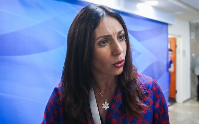 Miri Regev, ministre de la Culture et des Sports, avant la réunion hebdomadaire du cabinet dans les bureaux du Premier ministre, le 11 juin 2017. (Crédit : Marc Israel Sellem/Flash90) Miri Regev, ministre de la Culture et des Sports, avant la réunion hebdomadaire du cabinet dans les bureaux du Premier ministre, le 11 juin 2017. (Crédit : Marc Israel Sellem/Flash90)