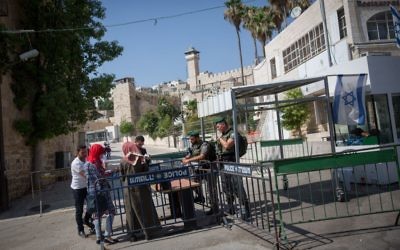 Checkpoint de la police des frontières à l'entrée du Tombeau des Patriarches à Hébron, en Cisjordanie, le 9 juillet 2017. Illustration. (Crédit : Miriam Alster/Flash90)