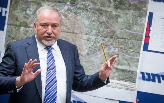 Avigdor Liberman, ministre de la Défense, à la Knesset, le 10 juillet 2017. (Crédit : Yonatan Sindel/Flash90) Avigdor Liberman, ministre de la Défense, à la Knesset, le 10 juillet 2017. (Crédit : Yonatan Sindel/Flash90)