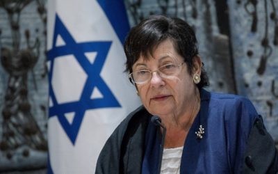 Miriam Naor, alors présidente de la Cour suprême, lors d'une cérémonie pour les magistrats récemment nommés à la résidence du président à Jérusalem, le 20 juillet 2017. (Crédit : Yonatan Sindel/Flash90) Miriam Naor, alors présidente de la Cour suprême, lors d'une cérémonie pour les magistrats récemment nommés à la résidence du président à Jérusalem, le 20 juillet 2017. (Crédit : Yonatan Sindel/Flash90)