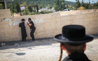 Illustration : altercation entre un policier et un manifestant ultra-orthodoxe sur un chantier à Méron, dans le nord d'Israel, le 16 août 2017. (Crédit : David Cohen/Flash90)