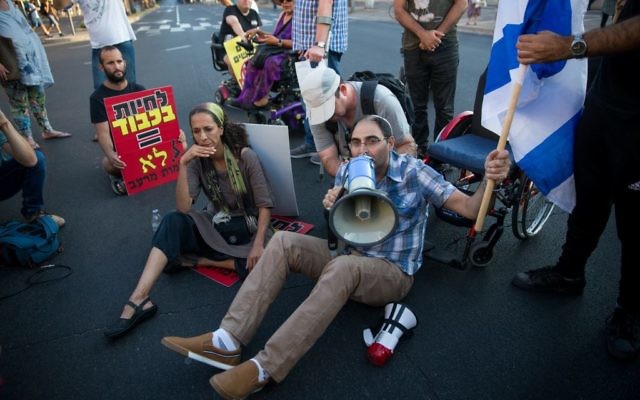 Image d'illustration de militants de la défense des handicapés bloquant la rue Ibn Gvirol à Tel Aviv pour réclamer la hausse des allocations gouvernementales, le 31 août 2017 (Crédit : Miriam Alster/Flash90) Image d'illustration de militants de la défense des handicapés bloquant la rue Ibn Gvirol à Tel Aviv pour réclamer la hausse des allocations gouvernementales, le 31 août 2017 (Crédit : Miriam Alster/Flash90)