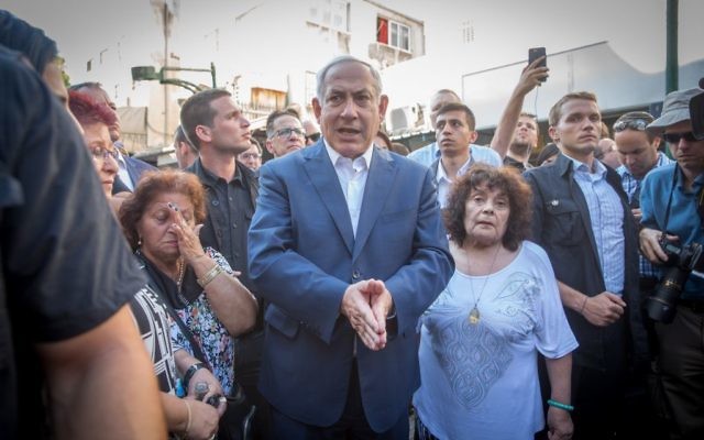 Le Premier ministre Benjamin Netanyahu rencontre des habitants du sud de Tel Aviv durant une visite du quartier, le 31 août 2017 (Crédit : Miriam Alster/Flash90) Le Premier ministre Benjamin Netanyahu rencontre des habitants du sud de Tel Aviv durant une visite du quartier, le 31 août 2017 (Crédit : Miriam Alster/Flash90)