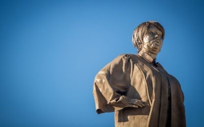 Une statue représentant la juge de la Cour suprême Miriam Naor est apparue près de la Cour suprême à Jérusalem le 31 août 2017 (Crédit : Yonatan Sindel / Flash90) Une statue représentant la juge de la Cour suprême Miriam Naor est apparue près de la Cour suprême à Jérusalem le 31 août 2017 (Crédit : Yonatan Sindel / Flash90)