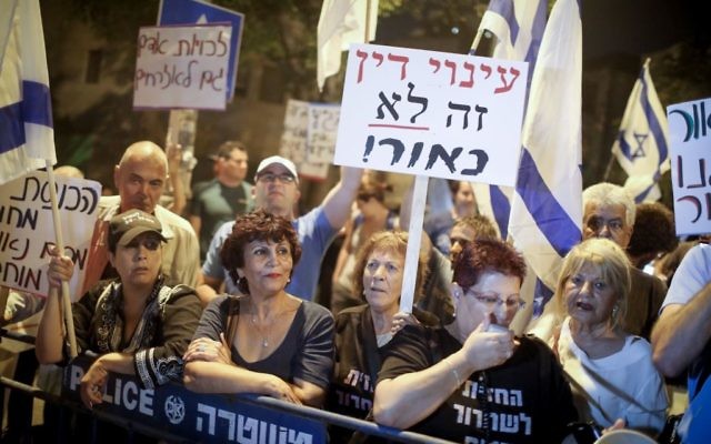 Manifestation d'habitants du sud de Tel Aviv devant le domicile de Miriam Naor, présidente de la Cour suprême, à Jérusalem, le 2 septembre 2017. (Crédit : Hadas Parush/Flahs90) Manifestation d'habitants du sud de Tel Aviv devant le domicile de Miriam Naor, présidente de la Cour suprême, à Jérusalem, le 2 septembre 2017. (Crédit : Hadas Parush/Flahs90)