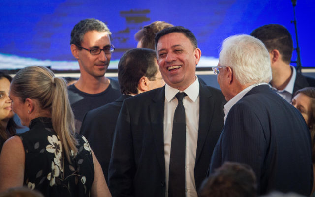 Le président du parti travailliste Avi Gabbay lors d'une cérémonie de commémoration organisée au Centre Rabin de Tel Aviv, 20 ans après le décès de l'ancien président Chaim Herzog, le 7 septembre 2017 (Crédit : Flash90)