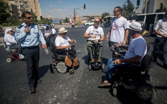 Des handicapés et des militants bloquent l'entrée à Jérusalem lors d'une manifestation réclamant de meilleurs soins de santé, le 7 septembre 2017 (Crédit : Yonatan Sindel/Flash90)