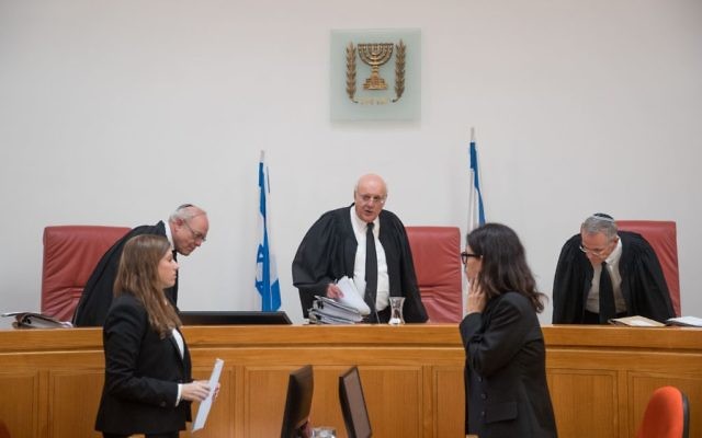 Le juge de la Cour suprême Hanan Melcer, qui préside également la Commission électorale centrale, arrive à la Cour suprême de justice de Jérusalem, le 11 septembre 2017. (Yonatan Sindel/Flash90)