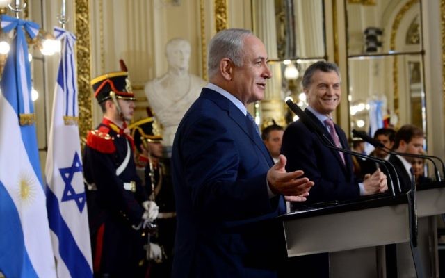 Le Premier ministre Benjamin Netanyahu avec le président argentin Mauricio Macri, au palais San Martin de Buenos Aires, le 12 septembre 2017. (Crédit : Avi Ohayon/GPO)