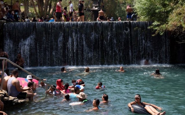 Les Israéliens dans le parc national Gan HaShlosha dans le nord d'Israël le 9 septembre 2017 (Crédit : Gili Yaari / Flash90) Les Israéliens dans le parc national Gan HaShlosha dans le nord d'Israël le 9 septembre 2017 (Crédit : Gili Yaari / Flash90)