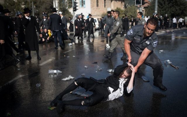 Affrontements entre policiers et Juifs ultra-orthodoxes pendant une manifestation contre le service militaire, à Jérusalem, le 17 septembre 2017. (Crédit : Yonatan Sindel/Flash90) Affrontements entre policiers et Juifs ultra-orthodoxes pendant une manifestation contre le service militaire, à Jérusalem, le 17 septembre 2017. (Crédit : Yonatan Sindel/Flash90)