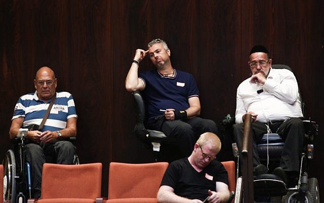 Des israéliens handicapés à la Knesset lors d'une session extraordinaire le 18 septembre 2017. (Crédit : Miriam Alster/Flash90) Des israéliens handicapés à la Knesset lors d'une session extraordinaire le 18 septembre 2017. (Crédit : Miriam Alster/Flash90)
