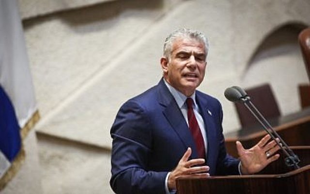 Yair Lapid, député de Yesh Atid, à la Knesset lors d'une session extraordinaire le 18 septembre 2017. (Crédit : Miriam Alster/Flash90) Yair Lapid, député de Yesh Atid, à la Knesset lors d'une session extraordinaire le 18 septembre 2017. (Crédit : Miriam Alster/Flash90)