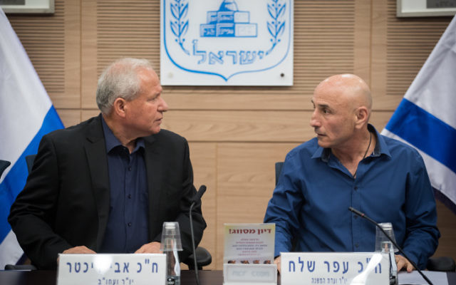 Avi Dichter, à gauche, député du Likd et président de la commission des Affaires étrangères et de la Défense de la Knesset, et Ofer Shelah, président de la sous-commission en charge des perspectives de défense, pendant la présentation d'un rapport parlementaire sur le plan quinquennal Gideon de l'armée, le 25 septembre 2017. (Crédit : Hadas Parush/Flash90)
