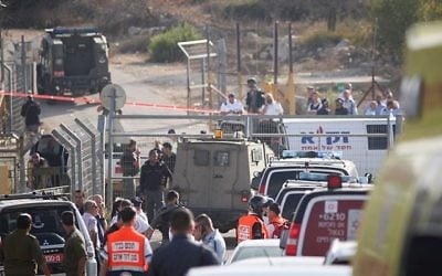 Secouristes et forces de sécurité sur les lieux d'un attentat devant l'implantation de Har Adar, le 26 septembre 2017. (Crédit : Yonatan Sindel/Flash90)