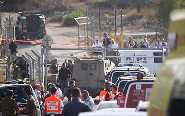 Secouristes et forces de sécurité sur les lieux d'un attentat devant l'implantation de Har Adar, le 26 septembre 2017. (Crédit : Yonatan Sindel/Flash90)