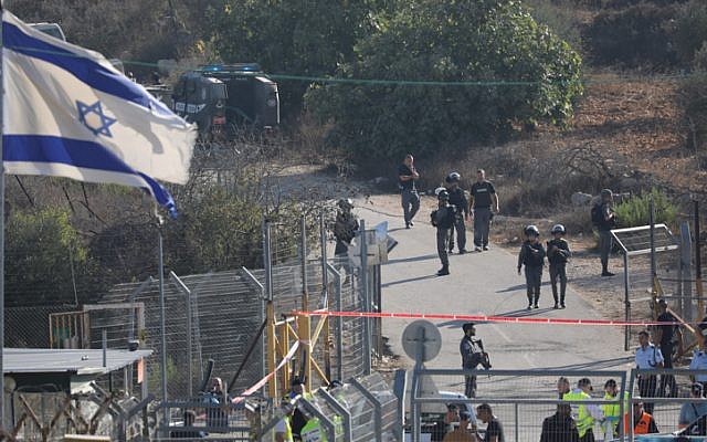 Forces de sécurité sur les lieux d'un attentat perpétré devant l'implantation de Har Adar, le 26 septembre 2017. (Crédit : Yonatan Sindel/Flash90)