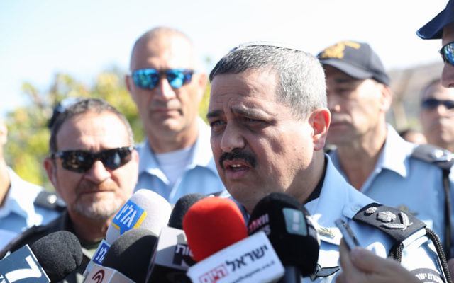 Roni Alsheich sur les lieux d'un attentat perpétré dans l'implantation de Har Adar, le 26 septembre 2017. (Crédit : Yonatan Sindel/Flash90)