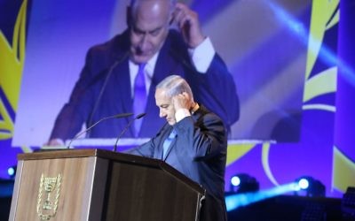 Le Premier ministre Benjamin Netanyahu pendant la cérémonie officielle de commémoration des 50 ans d'implantation israélienne en Cisjordanie et sur le plateau du Golan, le 27 septembre 2017. (Crédit : Hadas Parush/Flash90) Le Premier ministre Benjamin Netanyahu pendant la cérémonie officielle de commémoration des 50 ans d'implantation israélienne en Cisjordanie et sur le plateau du Golan, le 27 septembre 2017. (Crédit : Hadas Parush/Flash90)