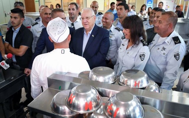 Le président Reuven Rivlin lors d'une visite à la prison de Tzalmon, au nord d'Israël. 28 septembre 2017 (Crédit : Mark Neyman / GPO) Le président Reuven Rivlin lors d'une visite à la prison de Tzalmon, au nord d'Israël. 28 septembre 2017 (Crédit : Mark Neyman / GPO)