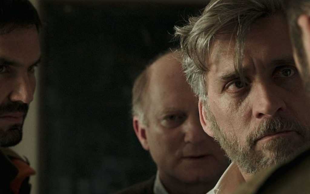 Lior Ashkenazi (au premier plan) , un père en deuil dans le film lauréat de  Samuel Maoz, ' 'Foxtrot' (Autorisation : 'Foxtrot')