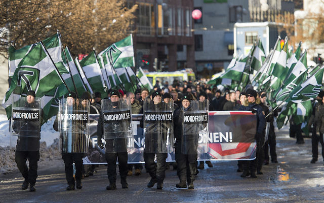Des sympathisants du Mouvement de résistance nordique participent à une manifestation anti-immigration dans le centre de Stockholm, le 12 novembre 2016. (Crédit : Jonathan Nackstrand/AFP/Getty Images) Des sympathisants du Mouvement de résistance nordique participent à une manifestation anti-immigration dans le centre de Stockholm, le 12 novembre 2016. (Crédit : Jonathan Nackstrand/AFP/Getty Images)