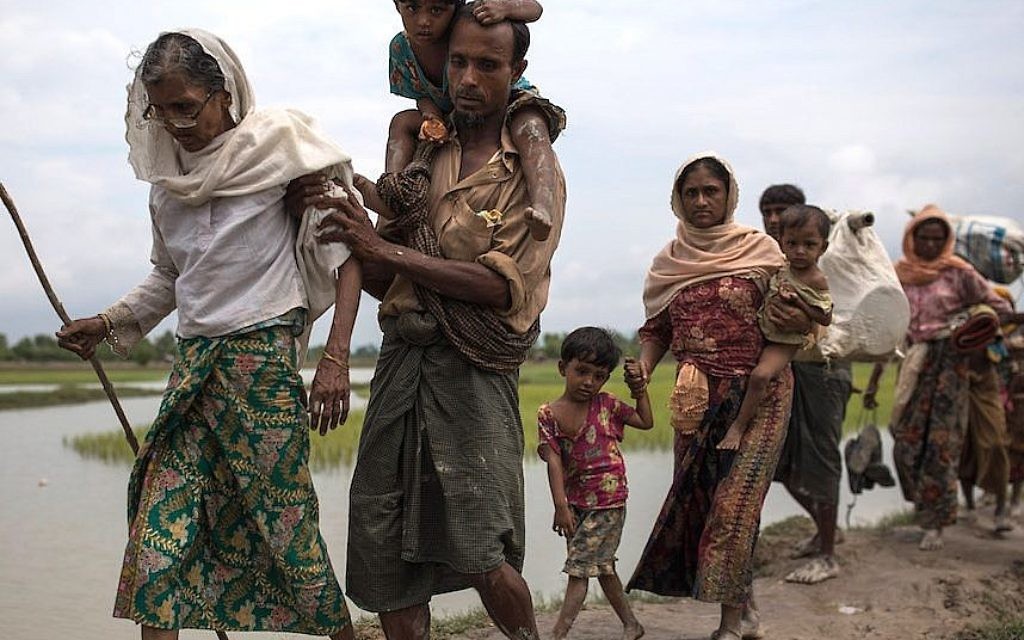 Les réfugiés rohingyas musulmans entrent au Bangladesh depuis le Myanmar le 7 septembre 2017 (Crédit : Dan Kitwood/Getty Images) Les réfugiés rohingyas musulmans entrent au Bangladesh depuis le Myanmar le 7 septembre 2017 (Crédit : Dan Kitwood/Getty Images)
