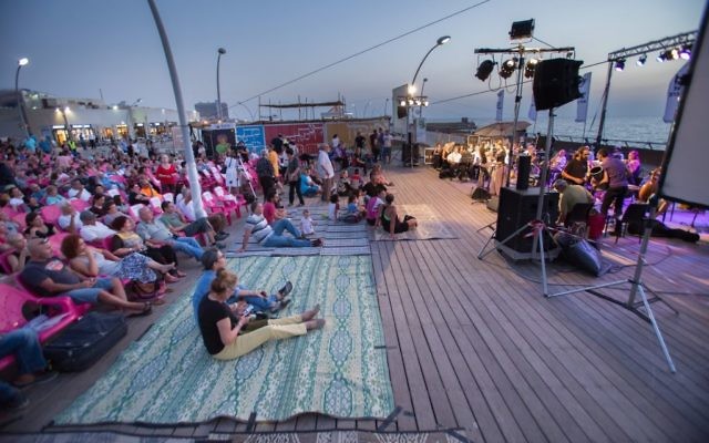 L'orchestre andalou d'Ashdod lors d'un concert organisé sur le port de Tel Aviv entre Rosh Hashanah et Yom Kippour (Autorisation : Orchestre andalou)