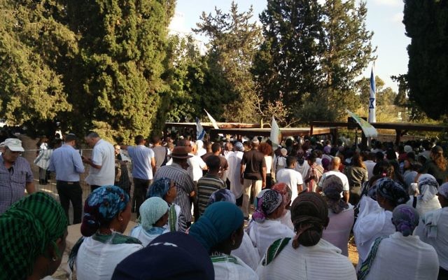 Funérailles de Solomon Gavriyah, 20 ans, garde-frontière, tué par un terroriste palestinien à Har Adar, au cimetière militaire de Beer Yaakov, le 26 septembre 2017. (Crédit : Raoul Wootliff/Times of Israël)