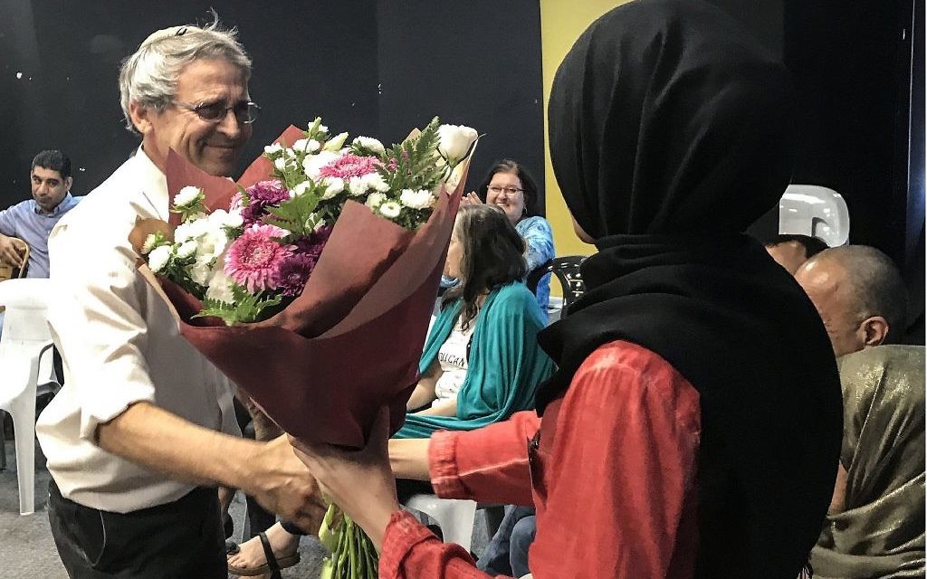 Le fondateur de Tag Meir, Gadi Gvaryahu, donne un bouquet de fleurs à Mervat Igbaria, étudiante qui a été confondue avec un terroriste lors d'un trajet d'autobus vers Beer Sheva (Crédit : Gabriel Carrol / Times of Israel) Le fondateur de Tag Meir, Gadi Gvaryahu, donne un bouquet de fleurs à Mervat Igbaria, étudiante qui a été confondue avec un terroriste lors d'un trajet d'autobus vers Beer Sheva (Crédit : Gabriel Carrol / Times of Israel)
