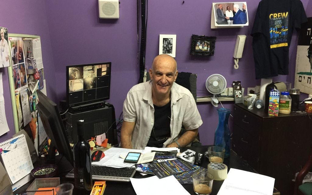 Igal Ezraty, cofondateur du théâtre de Jaffa, dans son bureau, le 10 septembre 2017. (Crédit : Jessica Steinberg/Times of Israël) Igal Ezraty, cofondateur du théâtre de Jaffa, dans son bureau, le 10 septembre 2017. (Crédit : Jessica Steinberg/Times of Israël)
