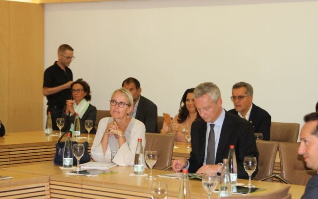 Hélène Le Gal, ambassadrice de France en Israël, avec Bruno Le Maire, ministre français de l'Economie, en visite en Israël, en septembre 2017. (Crédit : autorisation)