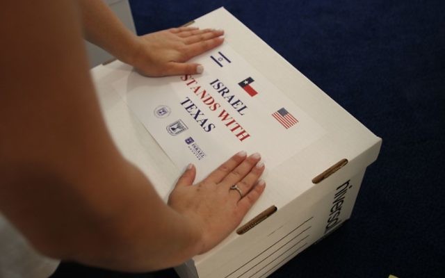 Colis d'aide envoyés par l'ambassade israélienne de Washington aux victimes de l'ouragan Harvey à Houston, au Texas, en septembre 2017. (Crédit : autorisation)