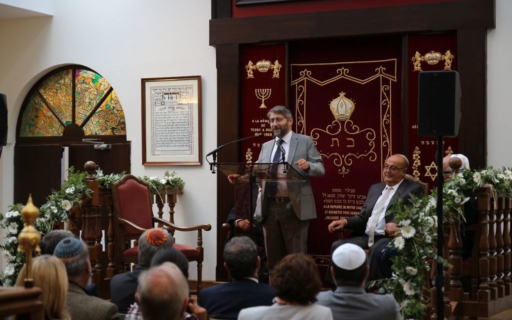Le grand rabbin de France, Haim Korsia, inaugure la toute nouvelle Maison Rachi, à Troyes, le 10 septembre 2017. (Crédit : Maxime Bokobza)