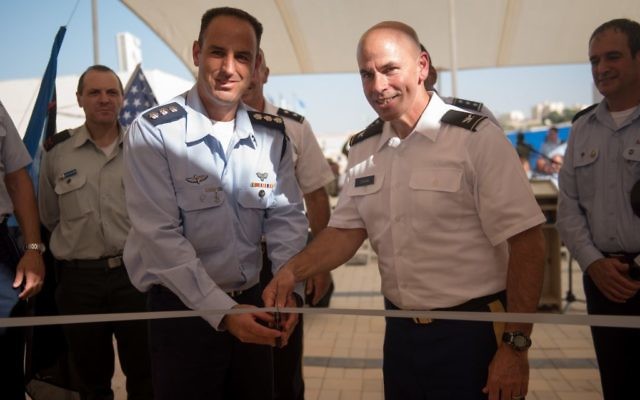 Le colonel Liran Cohen, à gauche, le directeur de l'école de l'armée de l'air israélienne, et le colonel David Shank de l'armée américaine, pendant l'inauguration de la première base militaire américaine permanente en Israël, sur la base aérienne de Mashabim, le 18 septembre 2017. (Crédit : armée israélienne)