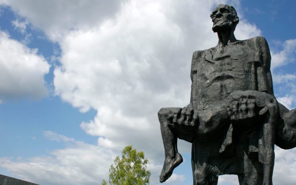 'L'Homme invaincu', du mémorial de Khatyn, qui rend hommage à Yuzif Kaminsky, survivant des atrocités nazis, et son fils assassiné Adam, et au peuple de Biélorussie massacré par les nazis pendant la Seconde Guerre mondiale. (Crédit : John Oldale/Wikimedia Commons via JTA)