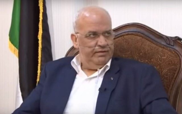 Saeb Erekat, secrétaire général du Comité exécutif de l'OLP, révèle qu'il attend une greffe de poumon aux Etats-Unis pendant un entretien diffusé à la télévision palestinienne, le 21 septembre 2017. (crédit : capture d'écran YouTube/Pal TV)