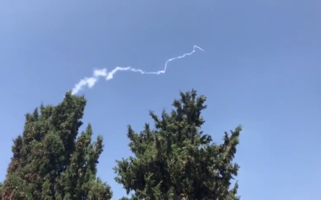 La fumée du drone en provenance de Syrie, touché par un missile israélien, qui tentait d'entrer dans l'espace aérien israélien,au dessus de la frontière israélo-syrienne, le 19 août 2017. (Crédit : capture d'écran YouTube)