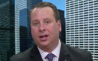 Sam Nunberg, l'ancien assistant de Donald Trump de 2011 à 2015, parlant à Newsmax TV le 6 avril 2017, (Crédit : Capture d'écran)