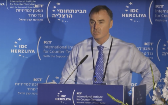 L’adjoint au chef de la police de Londres,  Alistair Sutherland lors de la conférence annuelle de l'Institut international pour la Recherche sur le Terrorisme, en septembre 2017. (Crédit : capture d'écran IDC)