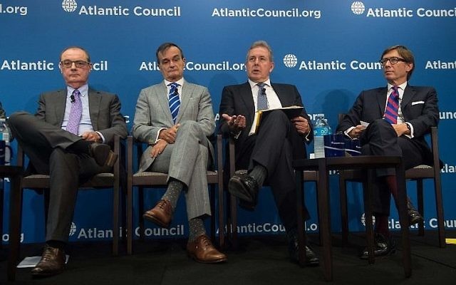 Kim Darrouch, 2e à gauche, ambassadeur britannique aux Etats-Unis, avec ses collègues, l'ambassadeur français Gérard Araud, 2e à droite, l'ambassadeur allemand Peter Wittig, à droite, et l'ambassadeur de l'UE, à gauche, pendant un débat sur "l'Europe et l'accord iranien sur le nucléaire" au Conseil de l'Atlantique, le 25 septembre 2017. (Crédit : Nicholas Kamm/AFP)