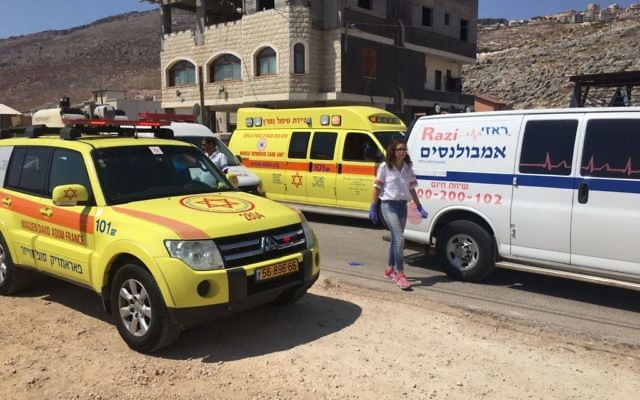 Les secouristes de Magen David Adom à l’entrée de la ville arabe israélienne de Majd al-Krum où une femme a été abattue, en Galilée, le 10 septembre 2017. (Crédit : Magen David Adom)