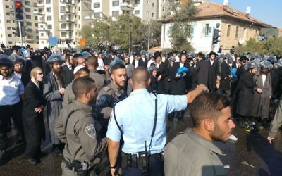 Manifestation de Juifs ultra-orthodoxes contre le service militaire, à Jérusalem, le 17 septembre 2017. (Crédit : police israélienne)